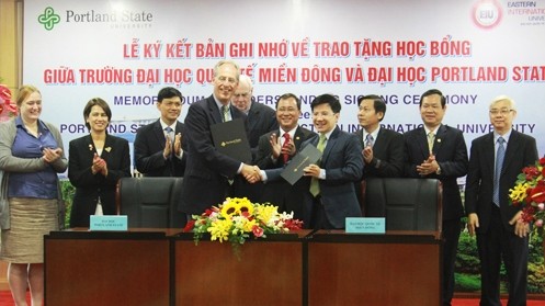 The two sides sign the MoU to grant scholarships to Vietnamese students. (Image credit: binhduong.gov.vn)