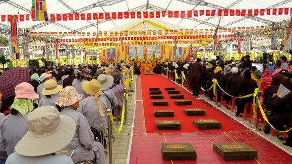 Around 7,000 war veterans and Buddhist dignitaries, monks and followers gather in Dien Bien for the three-day requiem for war martyrs. (Image credit: baotainguyenmoitruong.vn)