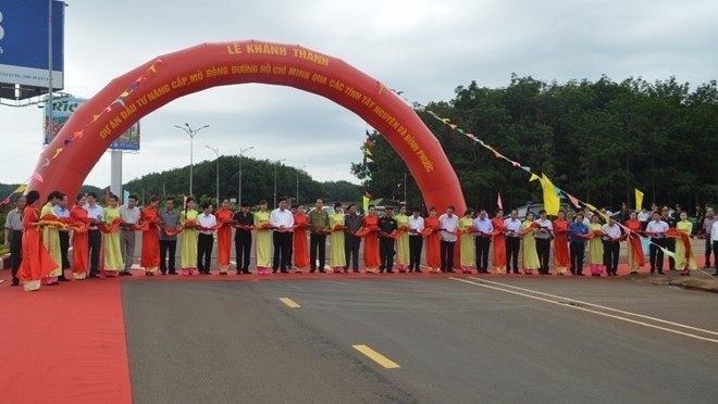 Delegates cutting ribbon to inaugurate the Ho Chi Minh Highway through Central Highlands and Binh Phuoc