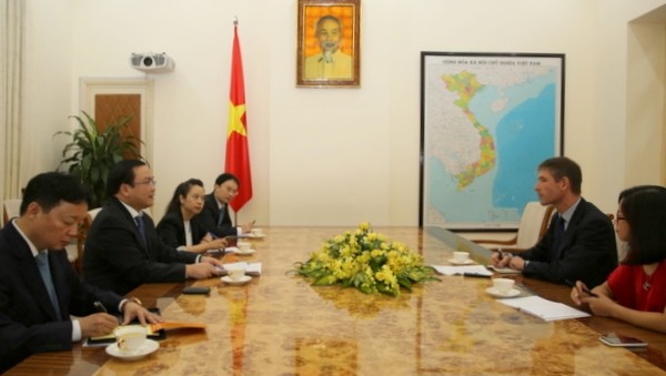 The meeting between Deputy PM Hoang Trung Hai and UK Ambassador to Vietnam Giles Lever (Credit: VGP)