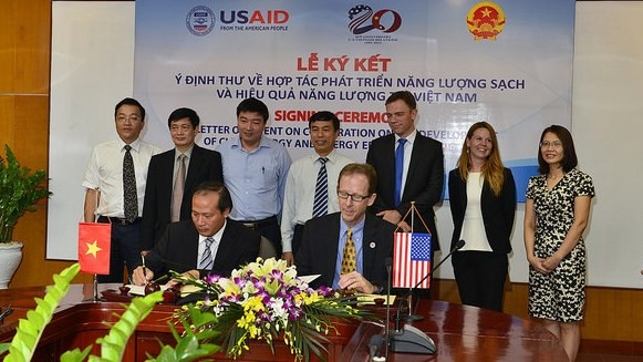 MOIT Deputy Minister Cao Quoc Hung (left) and USAID Mission Director Joakim Parker sign the Letter of Intent. (Photo: USAID/Vietnam)