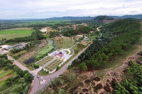 Covering an area of 50 hectares, Dong Loc T-junction was a strategic site located on the North-South supply route during the American war, handling supply trucks carrying soldiers, food, arms and munitions. 