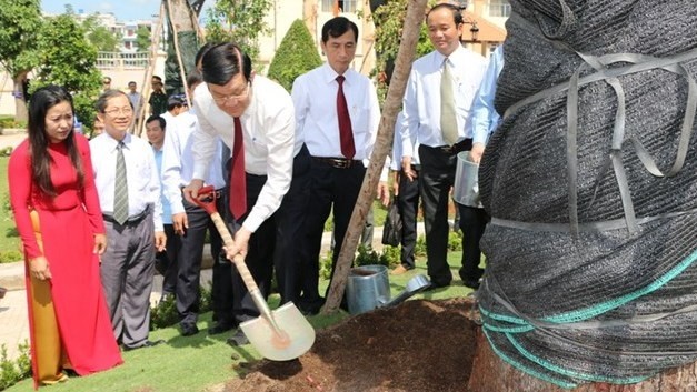 President Sang plants trees in the garden of the memorial site