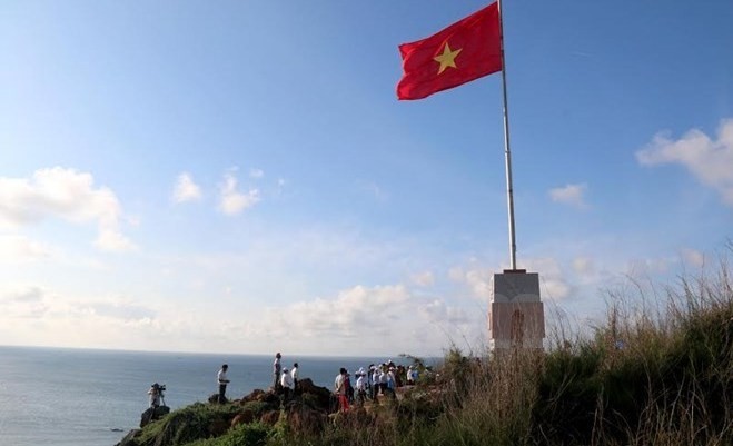 Flagpole on Phu Quy Island with a view of the sea (Photo: VNA)