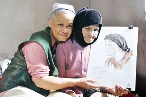 Painter Dang Ai Viet (left) and a Vietnamese heroic mother