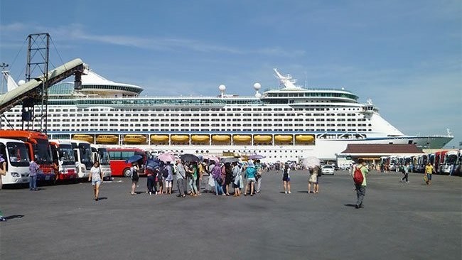 The cruise ship Voyager of the Seas docks at the Chan May port 