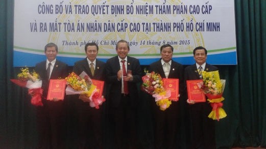 Chief Justice of the Supreme People's Court Truong Hoa Binh (centre) grants appointment decisions to Chief Justice and Deputy Chief Justices of the HCM City High-level People's Court. (Credit: sggp.org.vn)