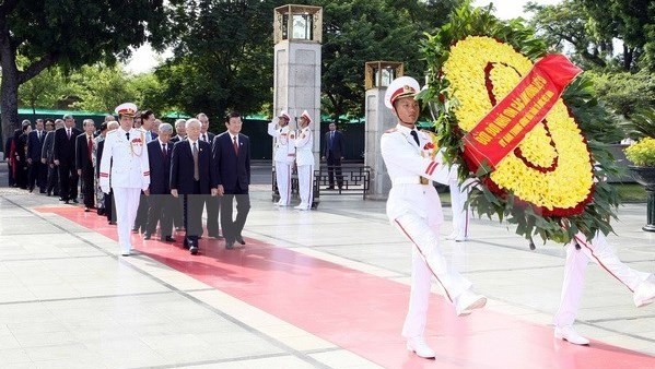 Party and State leaders paid tribute to late President Ho Chi Minh and heroic martyrs. (Photo: VNA)