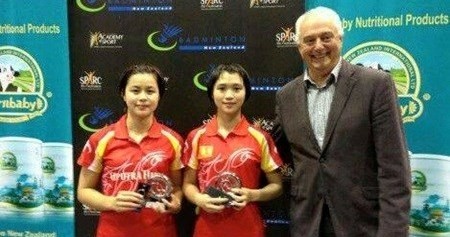 Le Thu Huyen (centre) and Pham Nhu Thao (left) take photo at the event. (Phto: vnbadminton.com)