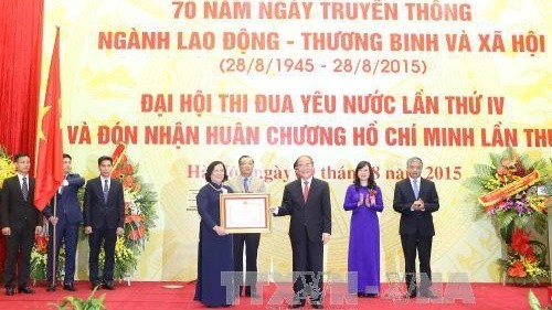 NA Chairman Nguyen Sinh Hung awards Ho Chi Minh Order to the Minister of Labour, Invalids and Social Affairs Pham Thi Hai Chuyen. (Credit: VNA)