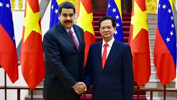 PM Nguyen Tan Dung meets wwith Venezuelan President Nicolas Maduro Moros in Hanoi on August 31. (Credit: VGP)