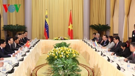 State President Truong Tan Sang holds talks with Venezuelan President Nicolas Maduro Moros in Hanoi on August 31. (Credit: VOV)