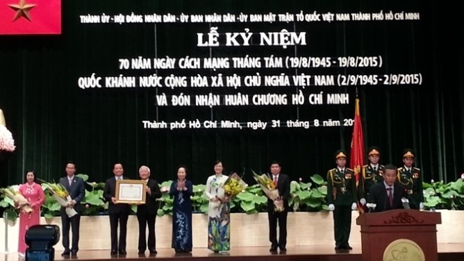 Vice President Nguyen Thi Doan presents the Ho Chi Minh Order to leaders of Ho Chi Minh City