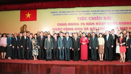 HCM City leaders pose a photo with representatives from foreign diplomatic agencies and organisations. (Credit: hiec.org.vn)