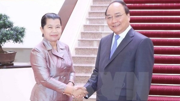 Deputy PM Nguyen Xuan Phuc receives his Cambodian counterpart Men Som On in Hanoi on September 1. (Credit: VNA)