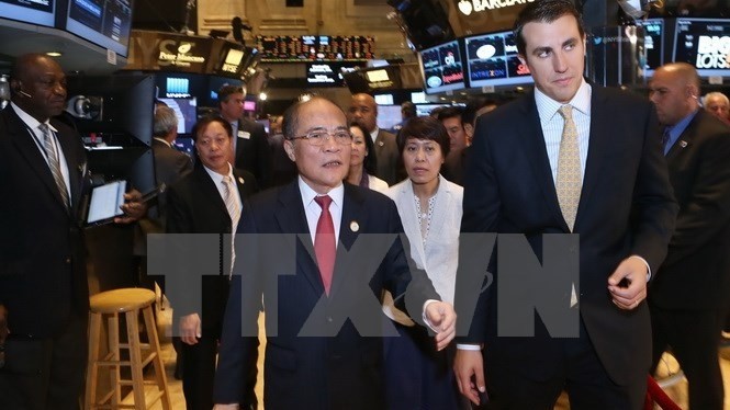 NA Chairman Nguyen Sinh Hung visits the New York Stock Exchange in New York City on September 1.