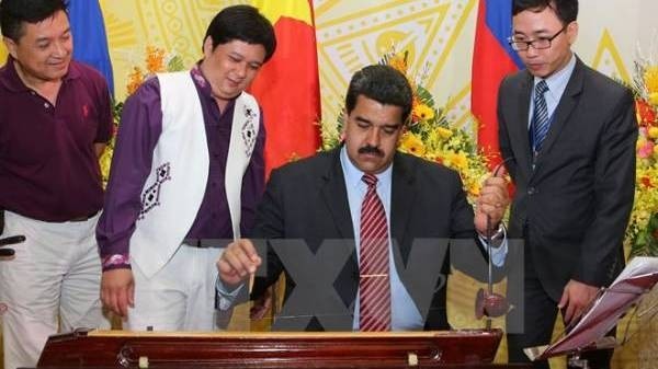 Venezuelan President Nicolás Maduro Moros joins a music programme with Vietnamese artists. (Credit: VNA)