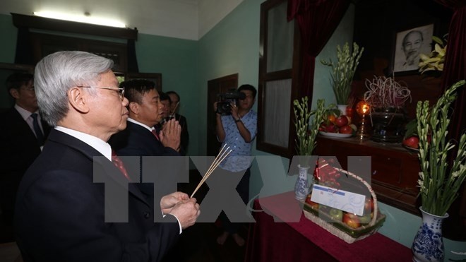 General Secretary Nguyen Phu Trong offered incense to President Ho Chi Minh.