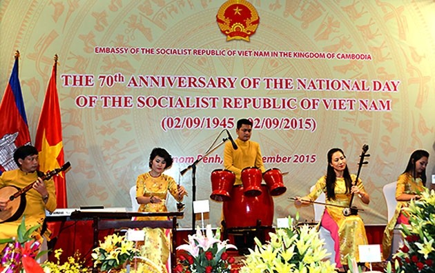 An art performance at the banquet in Cambodia celebrating Vietnamese National Day.