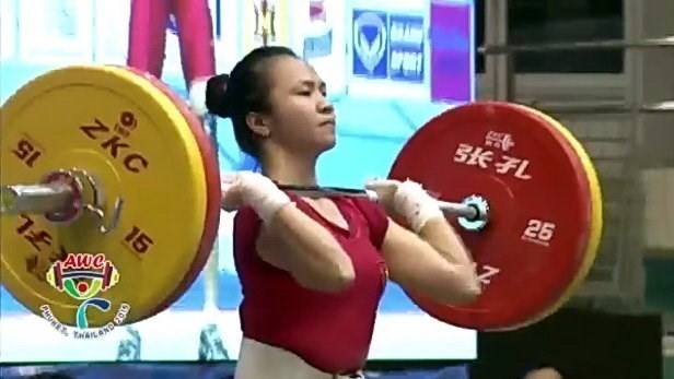 Vuong Thi Huyen competes at the ongoing 2015 Asian Weightlifting Championships in Phuket Thailand. (Source: VNA) 
