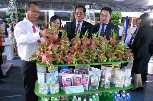 Binh Thuan's dragon fruit is introduced to visitors at the exhibition. (Credit: thesaigontimes.vn)