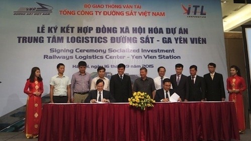 At the signing ceremony (VNA)