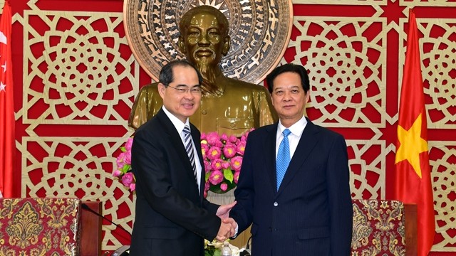 Prime Minister Nguyen Tan Dung receives Singaporean Minister of Trade and Industry Lim Hng Kiang on September 16. (Image credit: VGP)