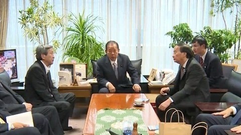 Politburo member To Huy Rua meeting with former Japanese Prime Minister Hatto Yama in Tokyo on September 17. (Credit: VTV)
