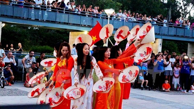 Vietnamese nationals in an art performance in Cyprus (Credit: Vietnam+)