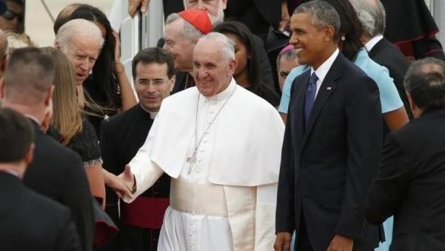  US President Barack Obama (R) welcomes Pope Francis at Joint Base Andrews, Maryland for the pontiff's first arrival to the United States September 22, 2015. Reuters/Kevin Lamarque