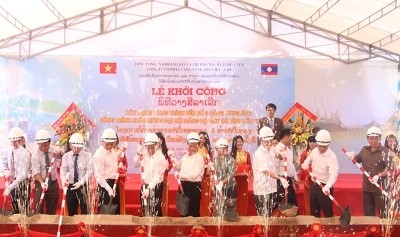 The ceremony saw the presence of local authorities, Lao Deputy Minister of Public Works and Transport Vylaikham Posalat and representatives from the Vietnam Maritime Administration.