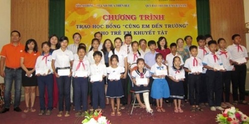Scholarships presented to disadvantaged children in Thua Thien-Hue