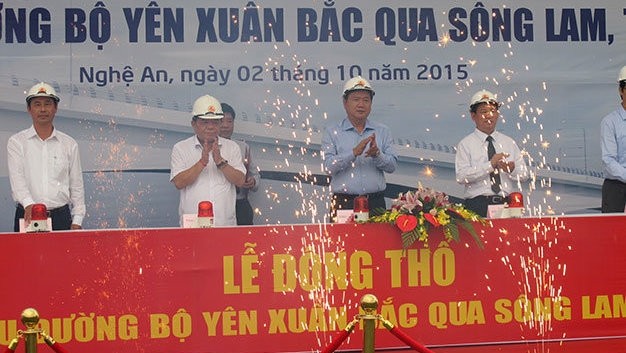 Minister of Transport Dinh La Thang (middle) attends the ceremony to begin construction of the bridge (photo: H.Van)