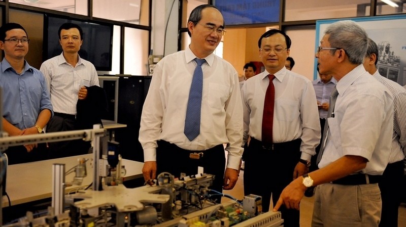 VFF President Nguyen Thien Nhan visits the HYUTE's facilities. (Credit: VGP)