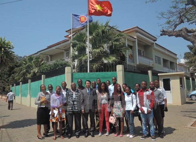 Vietnamese ambassador to Mozambique Nguyen Van Trung with Mozambican students to study in Vietnam (Credit: Vietnamese Embassy in Mozambique)