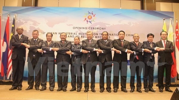 ASEAN ministers pose a photo together at the 10th ASEAN Ministerial Meeting on Transnational Crime. (Credit: VN+)