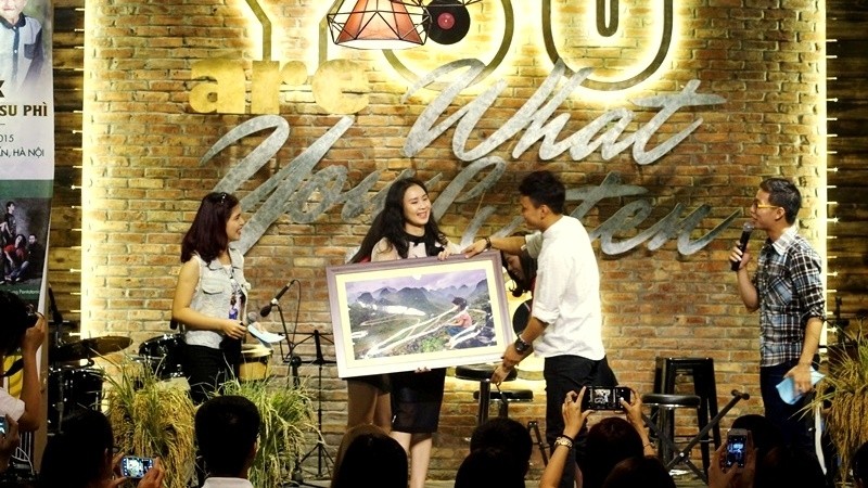 Actress Hong Diem from ‘Rainbow of love’ successfully bid on the auction for the photo ‘Looking at the pass’ by photographer Ngo Huy Hoa to raise funds for the project.