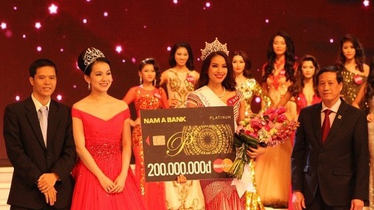 Pham Thi Huong crowned Miss Universe Vietnam 2015