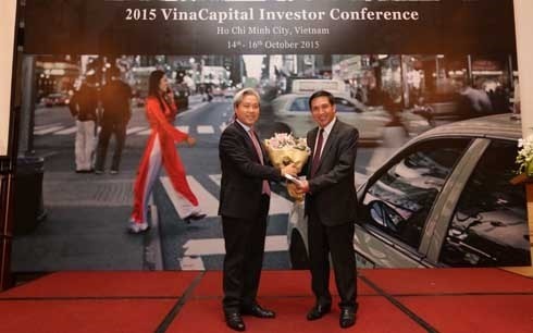 Deputy Minister of Finance Truong Chi Trung (right) and VinaCapital CEO Don Lam (Credit: VOV)