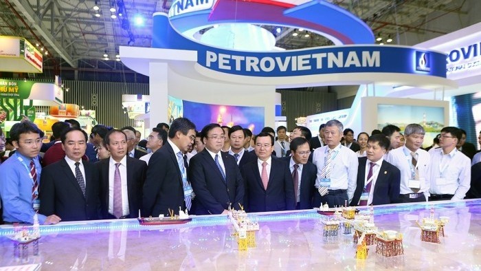  Deputy PM Hoang Trung Hai visits a booth of the Vietnam-Russia Oil and Gas Joint Venture (Vietsovpetro) (Photo: petrotimes.vn)