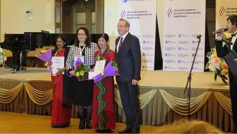 Vu Thanh Tam (third from left) at the awards ceremony