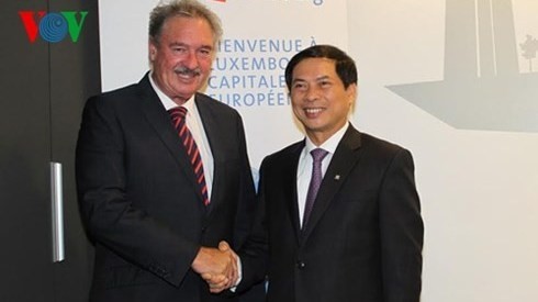 Deputy Foreign Minister Bui Thanh Son (right) and Luxembourg Foreign Minister. (Credit: VOV)