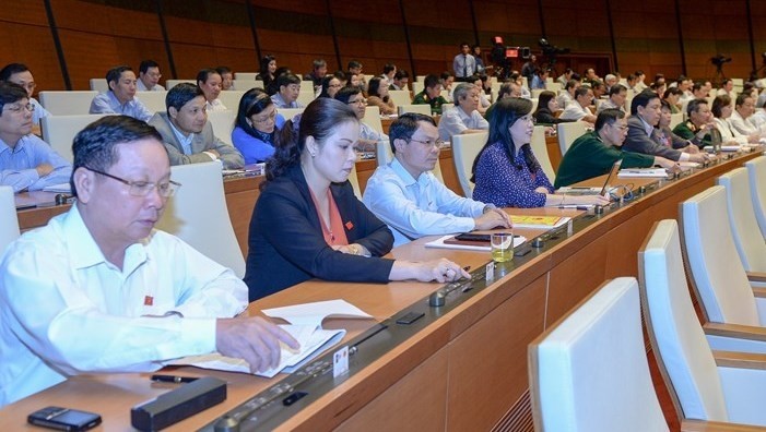 NA deputies vote to adopt the estimated budget revenue and expenditure for 2016 at the ongoing 13th NA’s tenth sitting in Hanoi on November 11. (Image credit: quochoi.vn)