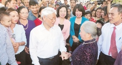 Party General Secretary Nguyen Phu Trong with residents of Thap Thuong hamlet