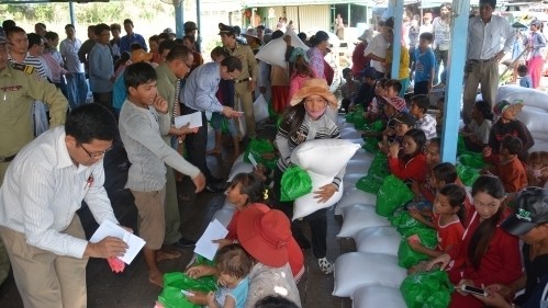 Gifts were presented to overseas Vietnameses in Cambodia.