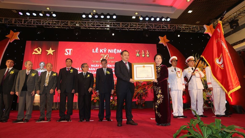 Vice President Nguyen Thi Doan awards the Labour Hero title to the National Political Publishing House.