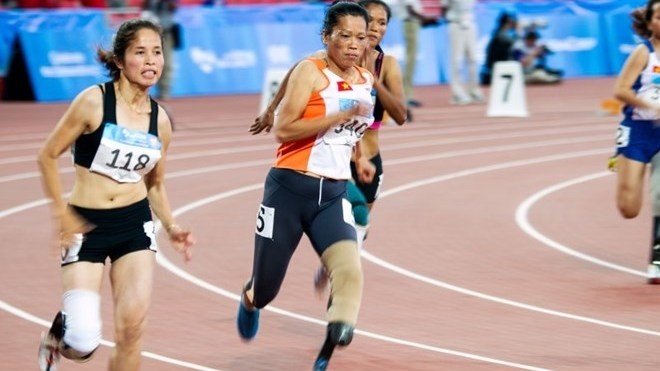 Vietnamese athletic Nguyen Thi Thuy competes in the women’s 100m. (Credit: SAPGOC)