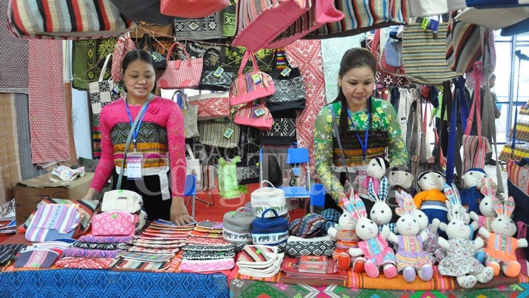 A booth showcasing handicrafts at the fair