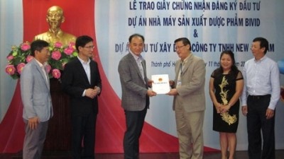 Head of the HTP Le Hoai Quoc (third right) granting a license to the investor.
