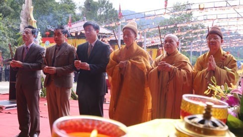 Leaders of Quang Ninh province offer incense to King-Monk Tran Nhan Tong. (Credit: vov)